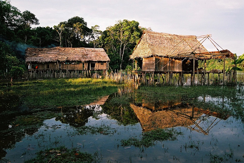 Laura i Astronom_super-148.JPG - Pod wieczór docieramy na półmetek, gdzie przyjdzie nam nocować. Wioska okazuje się składać z czterech domków i jest zamieszkana przez rodzinki czworga braci. (Zdjęcie: Laura i Astronom)